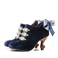 レディースファッションブランドmayla classicのブーティー、香蘭・ル ジャルダン セクレ カラーは琉璃藍 NV ヒール 8.0cm ラウンドトゥ