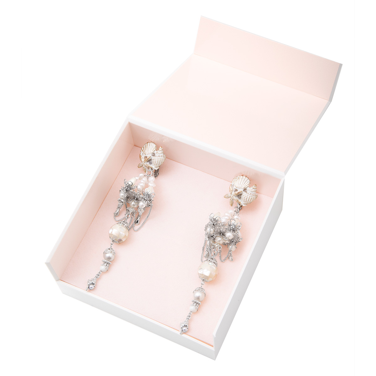 【はくとん( 'ω')ŧ‹\"ŧ‹\"】モザイクホワイトシェルのイヤリング VBME3001__UW シェルフラワー イヤリング｜イヤリング｜ヴァンドーム